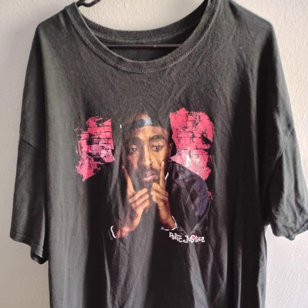 Black tupac graphic tee with